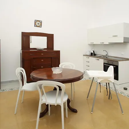Holiday home Dimora Burrafato - Antico Palazzo Sul Lungomare