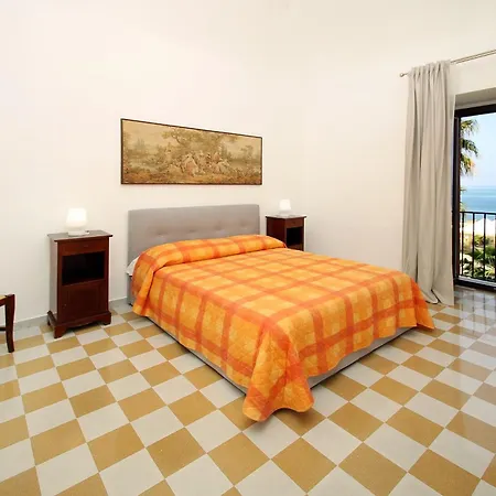 Holiday home Dimora Burrafato - Antico Palazzo Sul Lungomare Caronia Marina